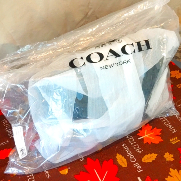 COACH shoulder bag w/ Horse & Carriage - Picture 5 of 15